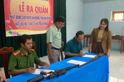 Nhân dân giao nộp nhiều vũ khí, vật liệu nổ, công cụ hỗ trợ