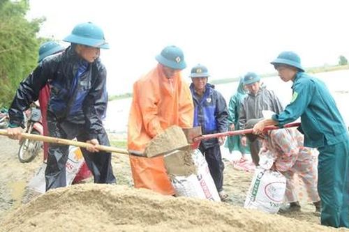 Mưa lũ ở miền Trung: Hàng trăm người đội mưa 'vá' bờ sông bị sạt lở
