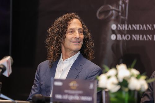 Kenny G tặng kèn saxophone để đấu giá quyên góp cho dự án 'Good Morning Vietnam'