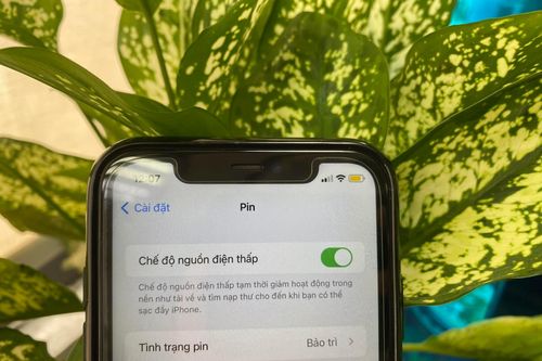 Tại sao biểu tượng pin iPhone có màu vàng?