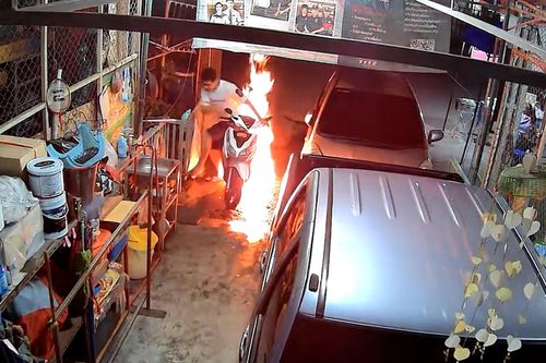 Người đàn ông vừa khởi động, xe máy bốc cháy dữ dội