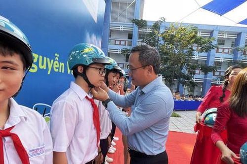 Trao hơn 2.000 mũ bảo hiểm tặng học sinh Bình Dương