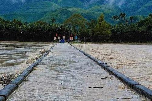 Lũ cuồn cuộn đổ về các sông, nhiều tuyến đường giao thông miền núi bị sạt lở, ách tắc