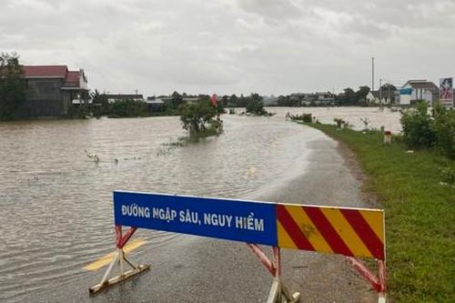 Miền Trung mưa lũ bủa vây, một người mất tích