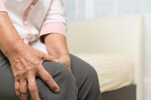 5 cách giảm đau xương khớp khi trời lạnh ở người già