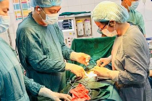 Các y, bác sỹ hiến máu cứu sống thai phụ nguy kịch