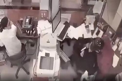 Truy bắt người đàn ông xông vào ngân hàng khống chế nữ nhân viên để cướp tiền