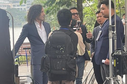 'Huyền thoại saxophone' Kenny G bất ngờ xuất hiện tại Hồ Gươm