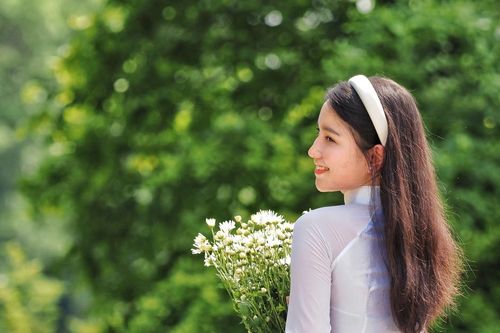 Thiếu nữ Hà Thành đẹp dịu dàng bên vườn cúc họa mi