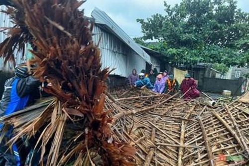Bộ đội biên phòng Thừa Thiên Huế giúp dân khắc phục hậu quả mưa lũ