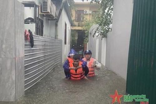 Lực lượng vũ trang tỉnh Thừa Thiên Huế giúp nhân dân phòng, chống, khắc phục hậu quả lũ lụt