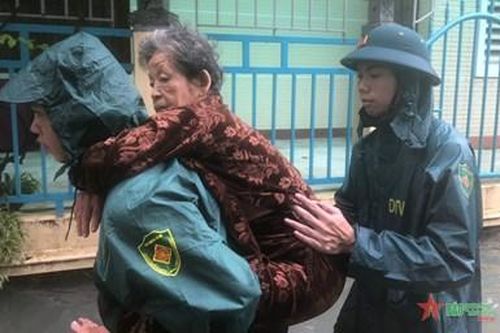 Lực lượng vũ trang Thừa Thiên Huế: Kịp thời giúp dân trong mưa lũ