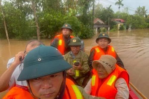 Quân dân xứ Huế gồng mình chống 'giặc thủy'