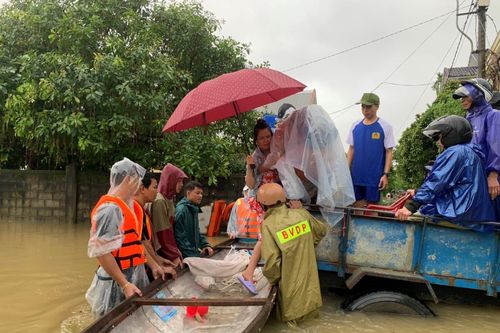 Thừa Thiên-Huế: Cán bộ công an ngâm mình trong nước di dời người dân vùng ngập lụt