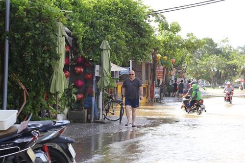 Du khách thích thú 'check in' mùa nước lũ ở Hội An