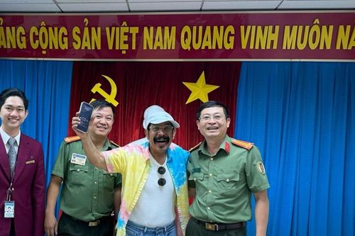 Du khách Saudi Arabia xúc động nhận lại tài sản từ Công an cửa khẩu Tân Sơn Nhất