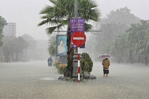 Mưa trắng trời ở Huế, đường biến thành sông, người dân đi lại bằng thuyền