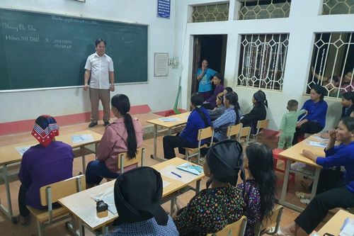 Tận dụng buổi họp thôn bản để vận động người dân tham gia lớp xóa mù chữ