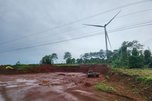 'Đất tặc' uy hiếp trụ điện gió tại Đắk Lắk