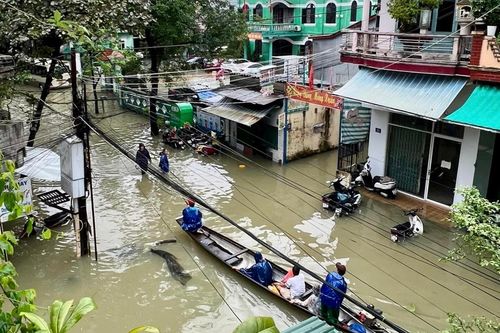 Giao thông ở Huế bị tê liệt, người dân phải di chuyển bằng thuyền