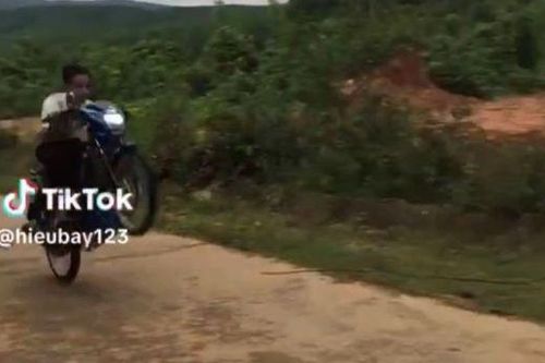 Hai anh em ruột bốc đầu xe máy, quay video đăng lên Tiktok
