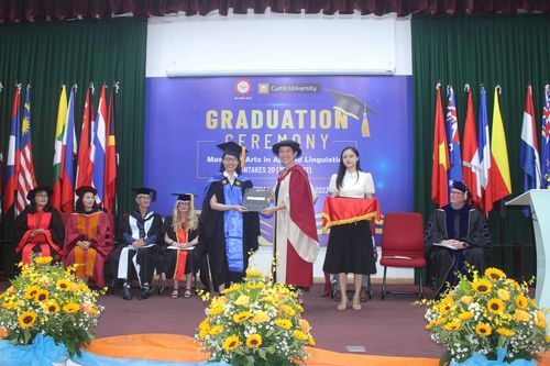 Trao bằng tốt nghiệp chương trình Thạc sĩ Ngôn ngữ ứng dụng cho 37 học viên