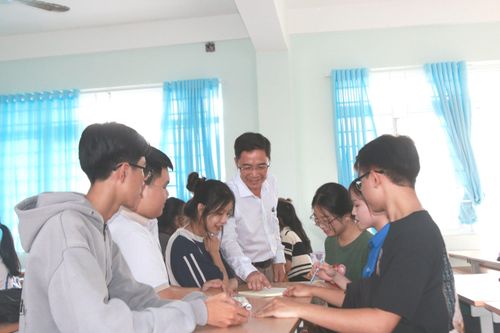 Nhà giáo 25 năm tâm huyết với sự nghiệp trồng người