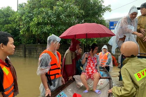 Nhiều thai phụ, bệnh nhân ở Huế dùng ghe vượt lũ tới bệnh viện