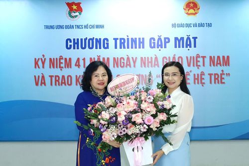 Trung ương Đoàn trao kỷ niệm chương Vì thế hệ trẻ nhân ngày Nhà giáo Việt Nam