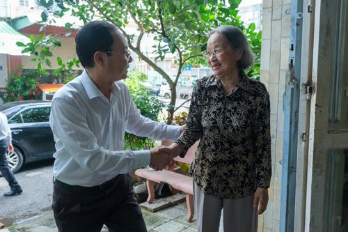 Bí thư Thành ủy Cần Thơ thăm, chúc mừng nhà giáo lão thành nhân dịp 20/11