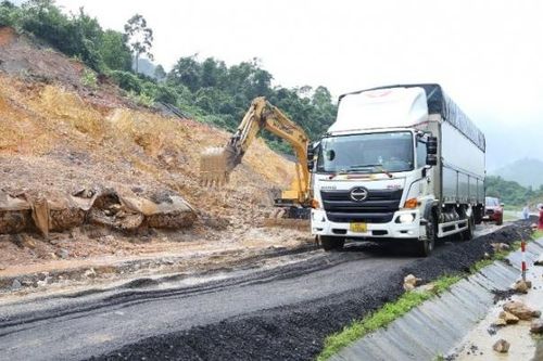 Khắc phục sạt lở trên cao tốc La Sơn - Túy Loan, bảo đảm an toàn giao thông