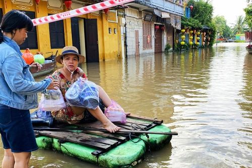 Phố cổ Hội An ngập trong nước lũ