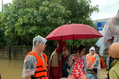 Nước lên cao, người dân Huế phải treo xe, đi thuyền trên phố