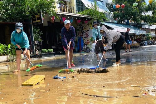 Người dân xứ Quảng tất bật dọn dẹp nhà cửa, hàng quán sau cơn lũ