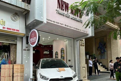 Nữ tài xế đạp nhầm chân ga, ô tô lao vào cửa hàng trang sức khiến 1 người tử vong