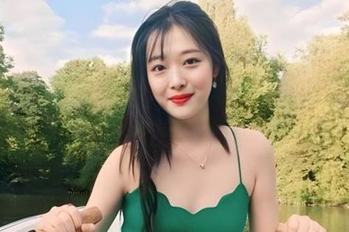 Sulli bật khóc trước khi qua đời: 'Mọi người không coi tôi là con người'