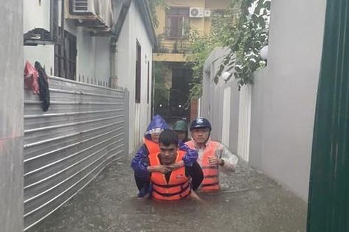 Huế mưa kỷ lục, nhiều khu vực ở miền Trung ngập sâu