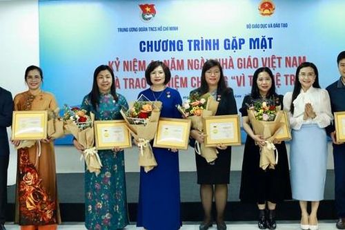 Trao Kỷ niệm chương Vì thế hệ trẻ cho cán bộ, lãnh đạo ngành Giáo dục