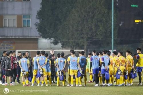 HLV Troussier: Áp lực là tự nhiên và nhiệm vụ của cầu thủ phải vượt qua