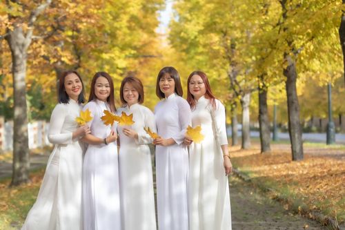 Khách Việt chụp ảnh mỏi tay, đón mùa thu ở 'thành phố đẹp nhất thế giới'