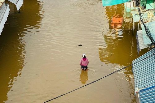 Hội An xuất hiện lũ lớn nhất từ đầu năm, người dân dùng thuyền di chuyển