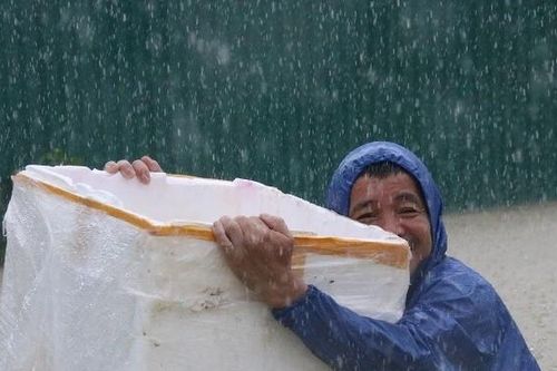 Nước lũ ngang ngực, người dân TP Huế ôm thùng xốp bơi về nhà