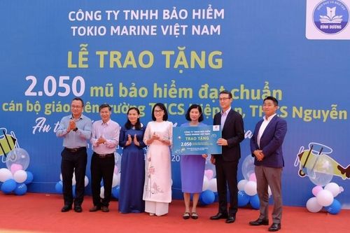 Tokio Marine Việt Nam tặng mũ bảo hiểm hơn 2.000 học sinh tỉnh Bình Dương