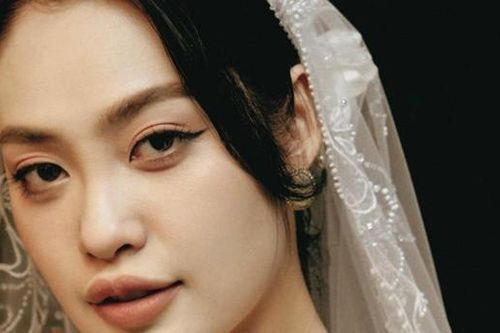 Nông Thúy Hằng có bố là đại tá quân đội, dù là hoa hậu nhưng tự nhận vẫn nghèo