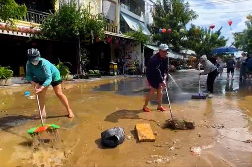 Người dân Hội An tất bật dọn lũ, đẩy bùn, đón khách trở lại sau mưa lớn