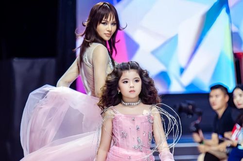 Mẫu nhí Emily Huỳnh tự tin catwalk với Quán quân Lê Thu Trang
