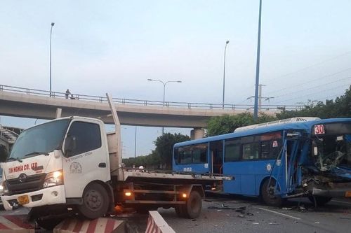 Xe buýt nát đầu vì tông vào đuôi ô tô tải, hàng chục sinh viên hoảng loạn