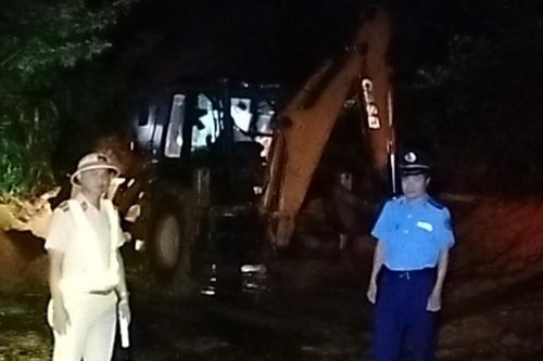 Sạt lở 15.000m3 đất đá, đường Hồ Chí Minh qua Quảng Nam tắc nghẽn