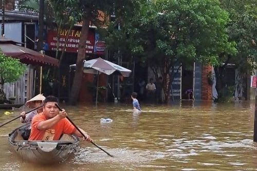 Người dân Huế chèo thuyền trên phố đi mua thức ăn