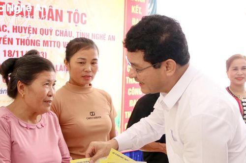 Chủ nhiệm Ủy ban Kiểm tra Tỉnh ủy Phạm Trọng Hoàng vui Ngày hội Đại đoàn kết cùng nhân dân huyện Quỳ Châu